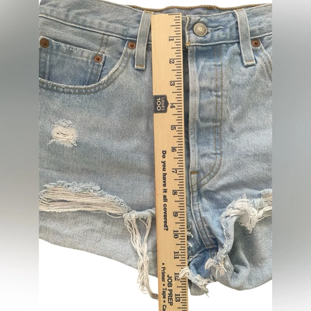 Levi’s Women’s 501 Denim Shorts Size 29 Light Wash Distressed Cut Off Button Fly